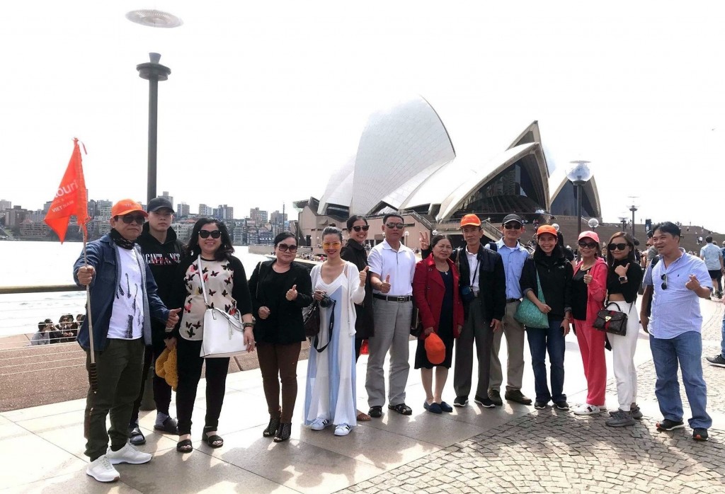 Du khách nước ngoài thích thú khi đến tham quan tại nước Úc. Ảnh: CTV