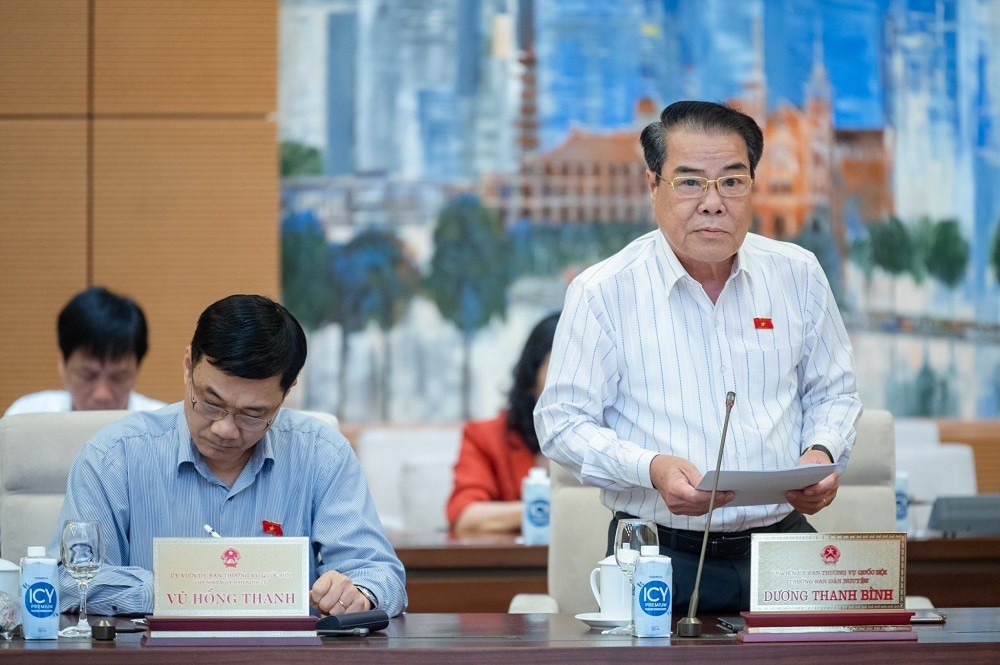 Trưởng ban Dân nguyện thuộc Ủy ban Thường vụ Quốc hội Dương Thanh Bình báo cáo tại phiên họp.