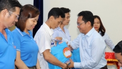 Gia đình ông Johnathan Hạnh Nguyễn tặng 100 phần quà hỗ trợ công nhân mất việc