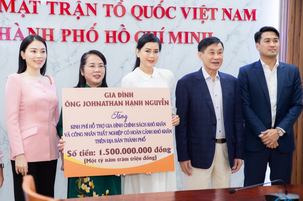 Gia đình ông Johnathan Hạnh Nguyễn trao 100 phần quà tặng công nhân mất việc