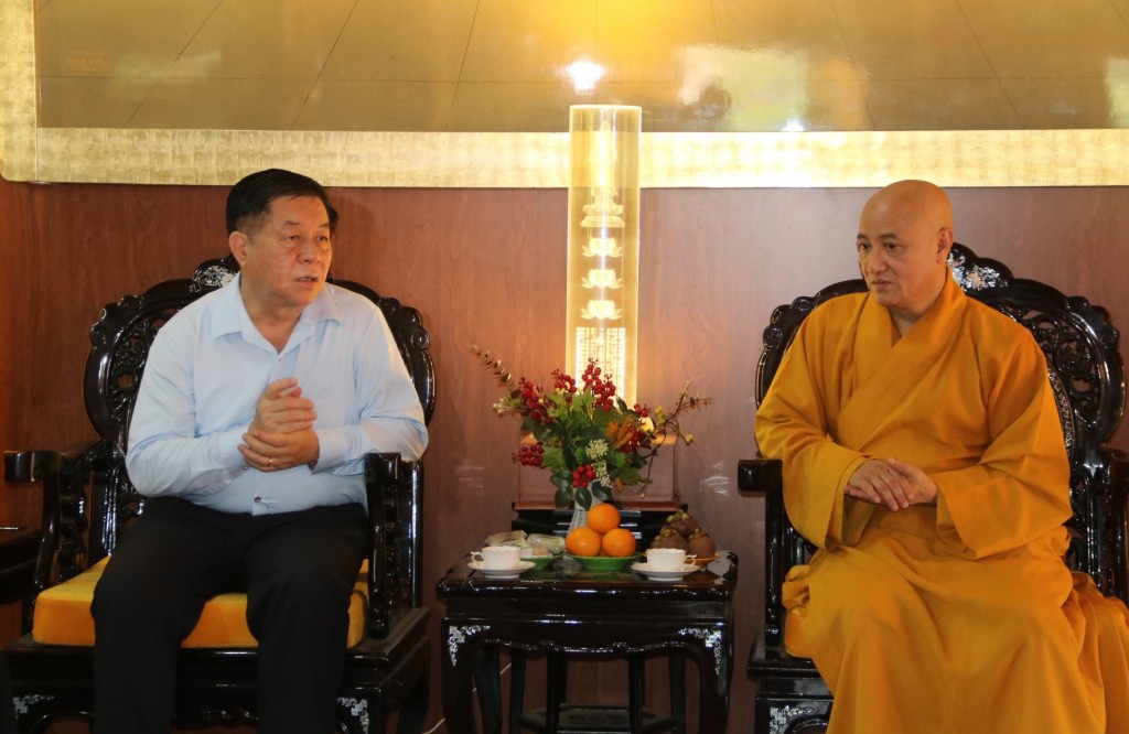 Trưởng ban Tuyên giáo Trung ương Nguyễn Trọng Nghĩa thăm Mẹ Việt Nam Anh hùng ở Bình Dương