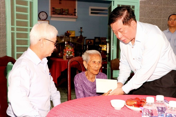 Trưởng ban Tuyên giáo Trung ương Nguyễn Trọng Nghĩa thăm Mẹ Việt Nam Anh hùng ở Bình Dương