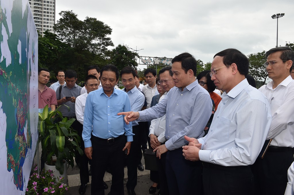 Phó Thủ tướng Trần Lưu Quang khảo sát vùng đệm di sản thiên nhiên thế giới Vịnh Hạ Long, tỉnh Quảng Ninh - Ảnh: VGP/Hải Minh