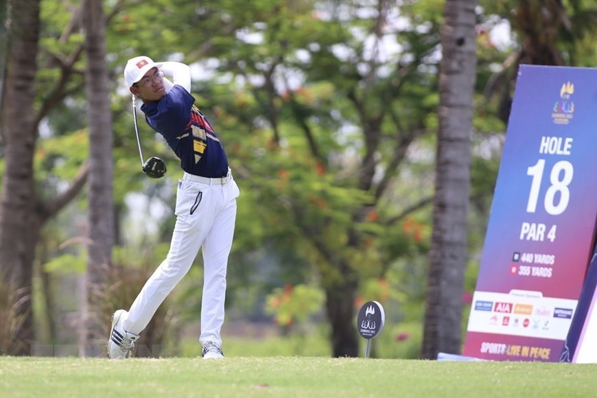 Lê Khánh Hưng giành huy chương Vàng đầu tiên cho đội tuyển Golf Việt Nam tại SEA Games 32. (Ảnh: TTXVN)