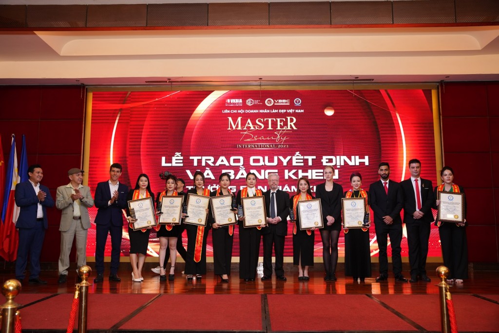 BTC trao bằng chứng nhận tới các master tham dự chương trình