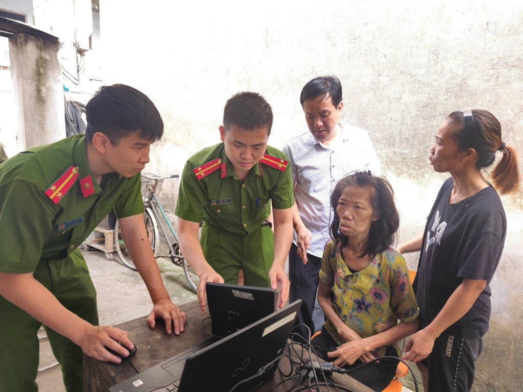 Công an huyện Thường Tín cấp căn cước lưu động hỗ trợ người già yếu, bệnh tật