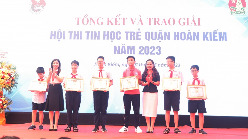 Học sinh đoạt giải Hội thi Tin học trẻ quận Hoàn Kiếm được khen thưởng 