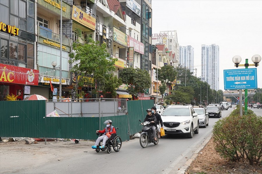 Lô cốt án ngữ giữa đường ở phố Vũ Trọng Khánh (quận Hà Đông, Hà Nội)