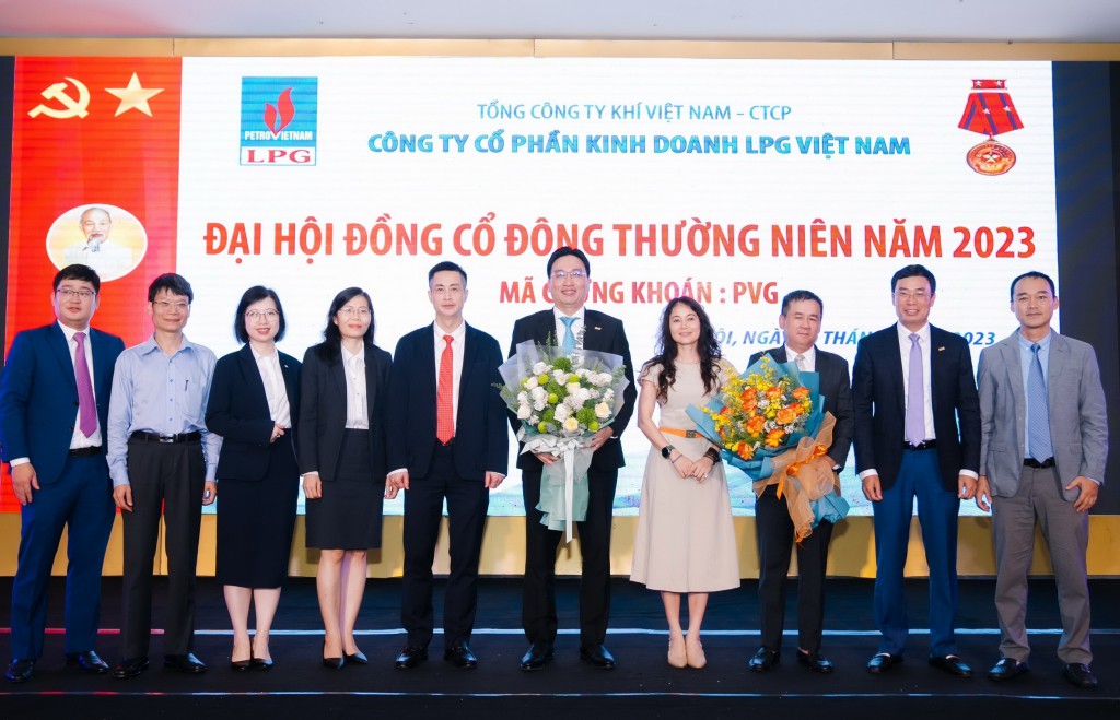 Tặng hoa tri ân ông Nguyễn Thanh Bình - Phó Tổng Giám đốc PV GAS, chúc mừng Đại hội đồng cổ đông thường niên năm 2023 của PV GAS LPG thành công tốt đẹp