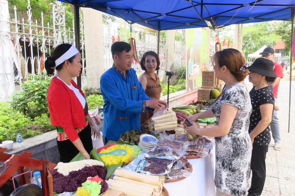 Gian hàng trải nghiệm ẩm thức các món ăn đặc sản của dân tộc Mường