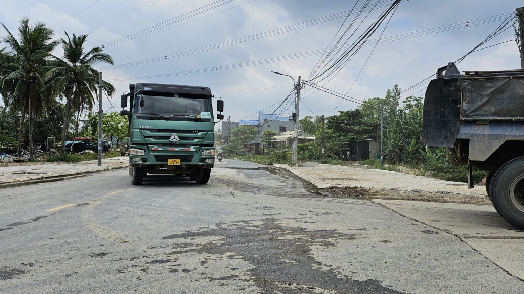 Đà Nẵng: Đường liên xã 277 tỷ đồng vừa hoàn thành đã bị bong tróc
