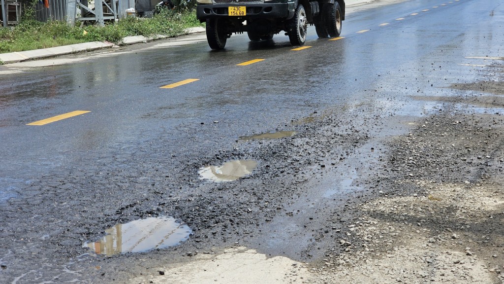 Đà Nẵng: Đường liên xã 277 tỷ đồng vừa hoàn thành đã bị bong tróc mặt đường