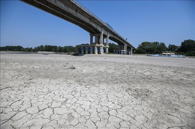 Sông Po ở Boretto, đông bắc Parma, Italy, khô cạn do hạn hán ngày 15/6/2022. Ảnh tư liệu: AFP/TTXVN