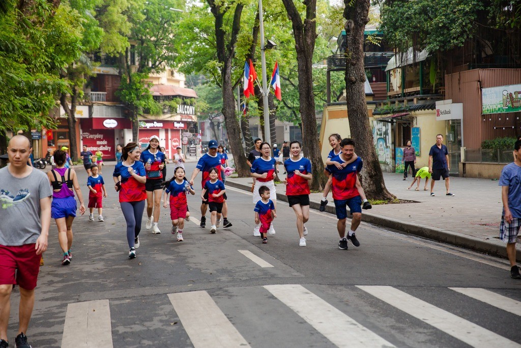 Trường Tiểu học Vinschool Times City (Hà Nội) tổ chức ngày chạy offline dành cho Cán bộ nhân viên, Giáo viên vào ngày 16/4/2023 tại hồ Hoàn Kiếm. Màu áo EDURUN 2023 trải khắp khu phố đi bộ, nhằm lan tỏa thông điệp Chạy vì Giáo dục, Chạy vì Sức khỏe, Chạy vì Cộng đồng đến cộng đồng xung quanh