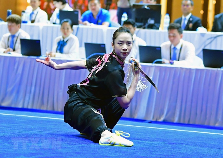 Dương Thúy Vi biểu diễn nội dung kiếm thuật nữ, sáng 11/5 với thành tích 9,623 điểm, xuất sắc mang về huy chương Vàng đầu tiên cho Đội tuyển Wushu Việt Nam ở nội dung thương thuật và kiếm thuật nữ. (Ảnh: Hoàng Linh/