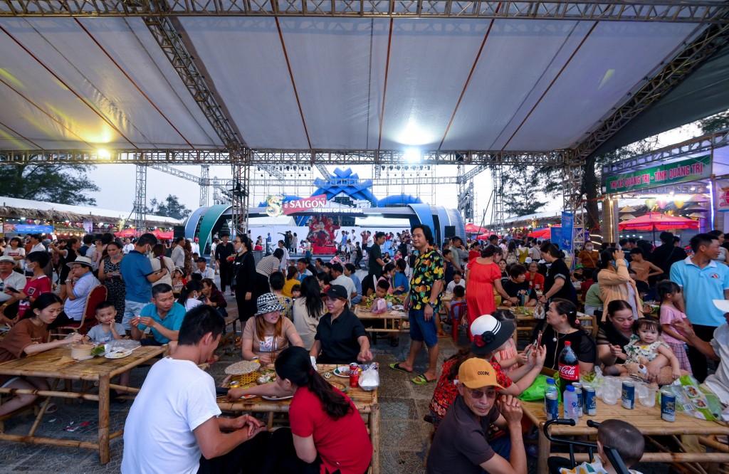 Người tham gia lễ hội hòa mình vào các hoạt động ẩm thực, giải trí của Lễ hội văn hóa ẩm thực tại Quảng Trị 2023