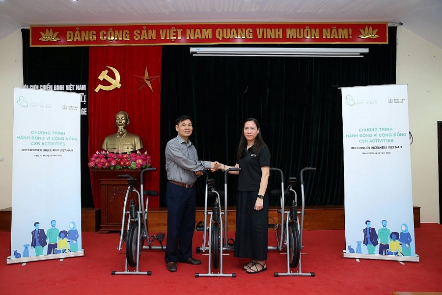 Bà Phạm Thị Phượng, Giám đốc Nhân sự công ty Boehringer Ingelheim Việt Nam, trao 03 xe đạp phục hồi chức năng cho đại diện Làng Hữu nghị Việt Nam
