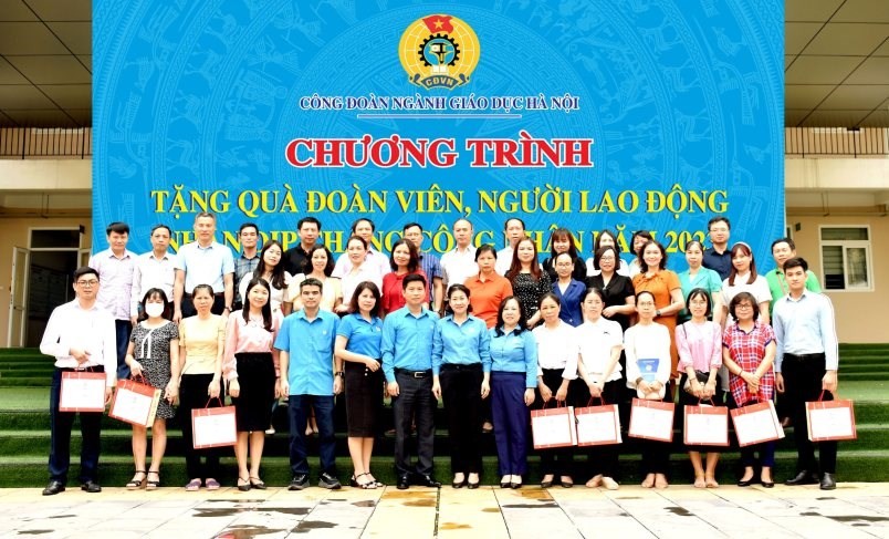 Đ/c Trần Thị Thu Hà - Chủ tịch CĐGD Hà Nội và đ/c Đỗ Văn Nam - Phó Chủ tịch CĐGD Hà Nội   tặng quà các đoàn viên có hoàn cảnh khó khăn