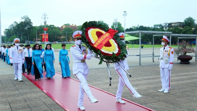 Cán bộ, giảng viên trường Đại học Mở Hà Nội báo công dâng Bác