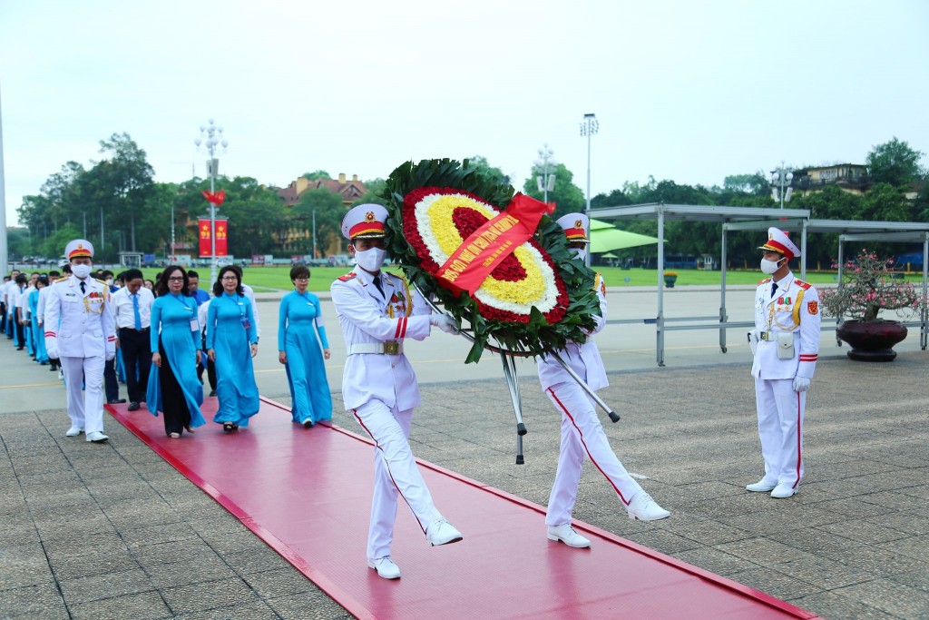 Đoàn đại biểu dâng hoa viếng Bác