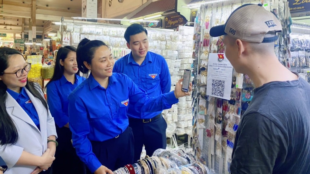 Tuổi trẻ Hoàn Kiếm hỗ trợ tiểu thương chợ Đồng Xuân cài đặt mã QR thanh toán không tiền mặt 