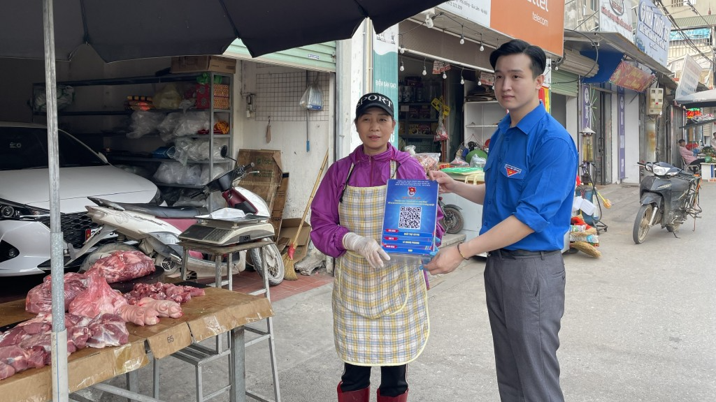 Phó Bí thư Thành đoàn Hà Nội Đào Đức Việt trao biển mã QR tới tiểu thương tại chợ 