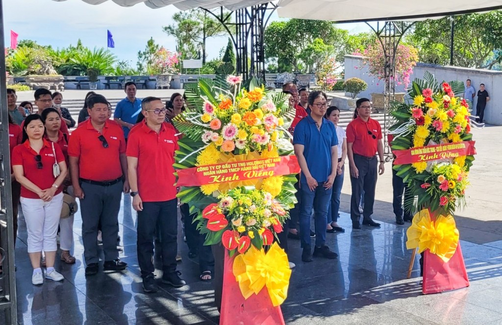 TNG Holdings Vietnam tổ chức chuyến đi thăm viếng các nghĩa trang liệt sĩ