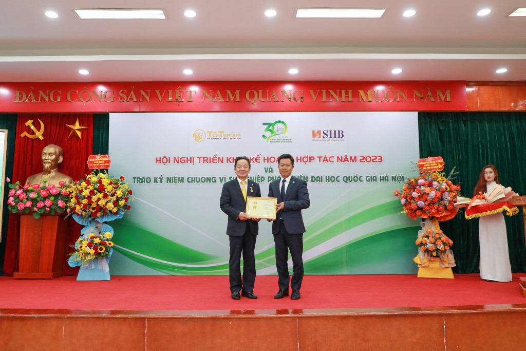 Doanh nhân Đỗ Quang Hiển nhận kỷ niệm chương Vì sự nghiệp phát triển ĐH Quốc gia Hà Nội