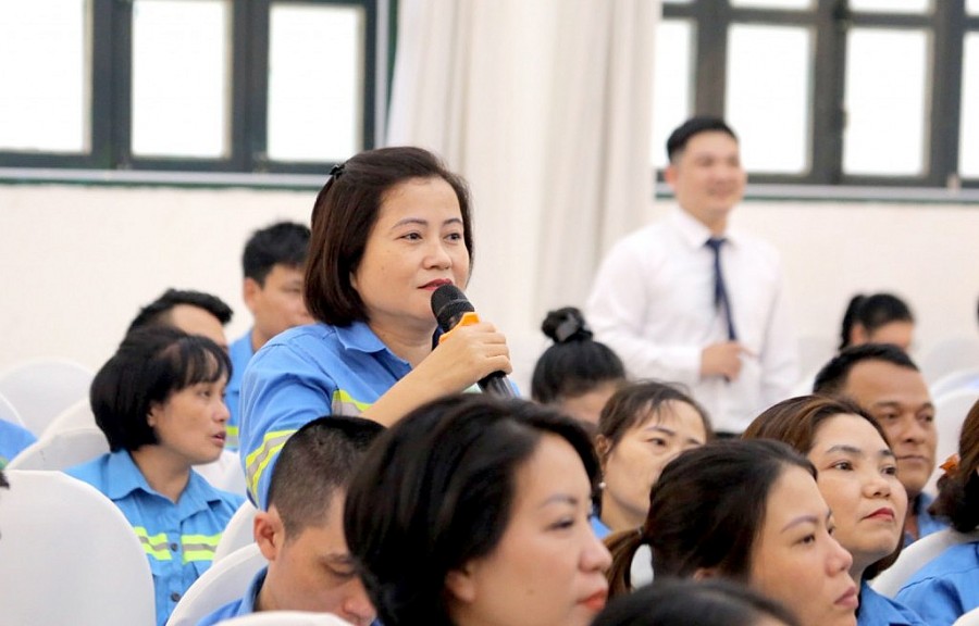 Chị Ngô Thị Quang - Công nhân Công ty môi trường, chi nhánh Đống Đa, đặt câu hỏi