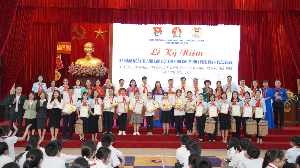 Huyện đoàn, Hội đồng đội, Phòng GD&ĐT huyện Thanh Oai tuyên dương những gương mặt cán bộ Đội, giáo viên tổng phụ trách, ban giám hiệu tiêu biểu của địa phương
