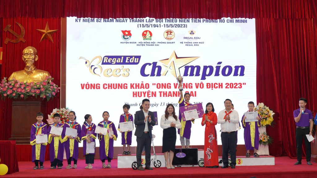 Thí sinh Nguyễn Phương Thảo - Trường Tiểu học Bích Hòa đã xuất sắc vượt qua 99 thí sinh để giành quán quân cuộc thi