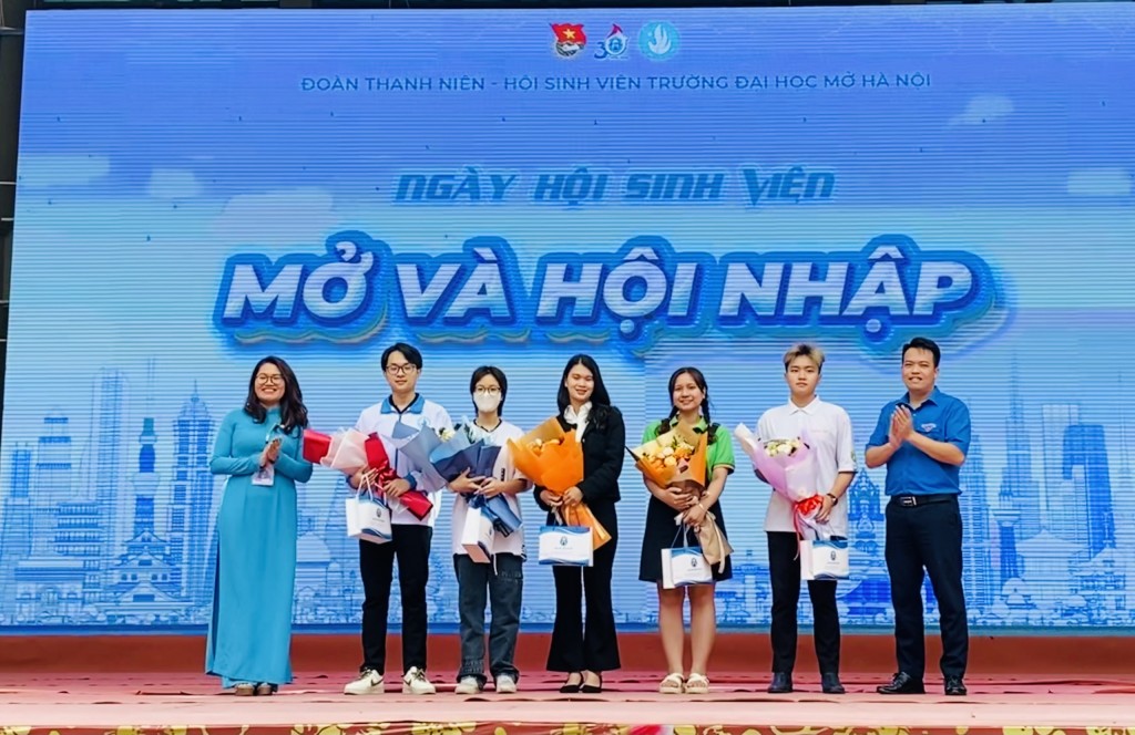 Đồng chí Lê Mạnh Hùng, Bí thư Đoàn trường và đồng chí Trần Phương Thảo, Phó Bí thư Đoàn trường, Chủ tịch Hội Sinh viên trường