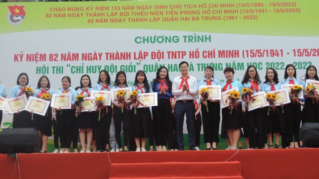 Phó Bí thư Thành đoàn Hà Nội Trần Quang Hưng và Phó Bí thư Quận đoàn Hai Bà Trưng Nguyễn Lê Ngân trao giấy khen đến giáo viên làm Tổng phụ trách Đội tiêu biểu 