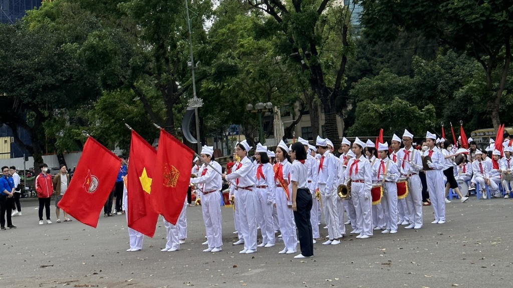 Hàng ngàn đội viên, nhi đồng quận Hai Bà Trưng nêu gương sáng giúp đỡ bạn nghèo