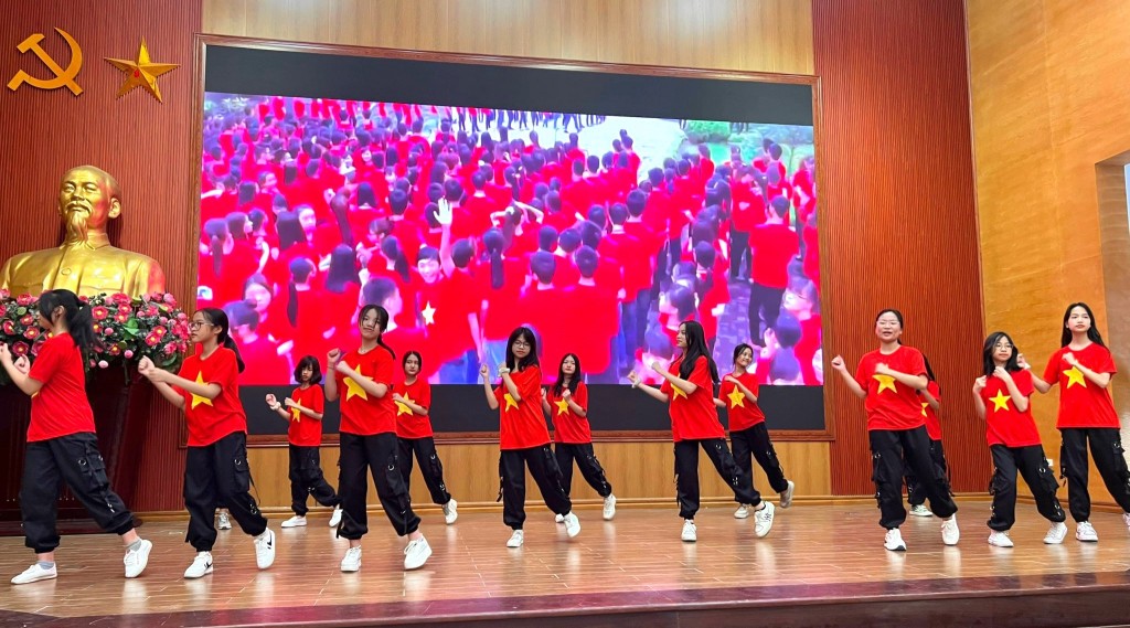Tiết mục văn nghệ của các em thiếu nhi