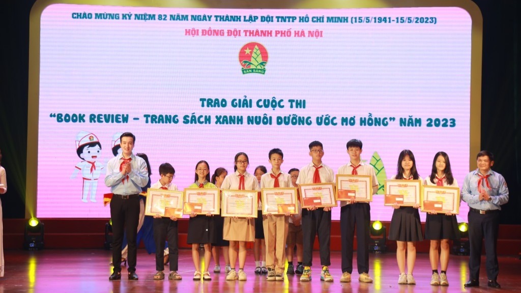 Các em thiếu nhi được tuyên dương, khen thưởng 