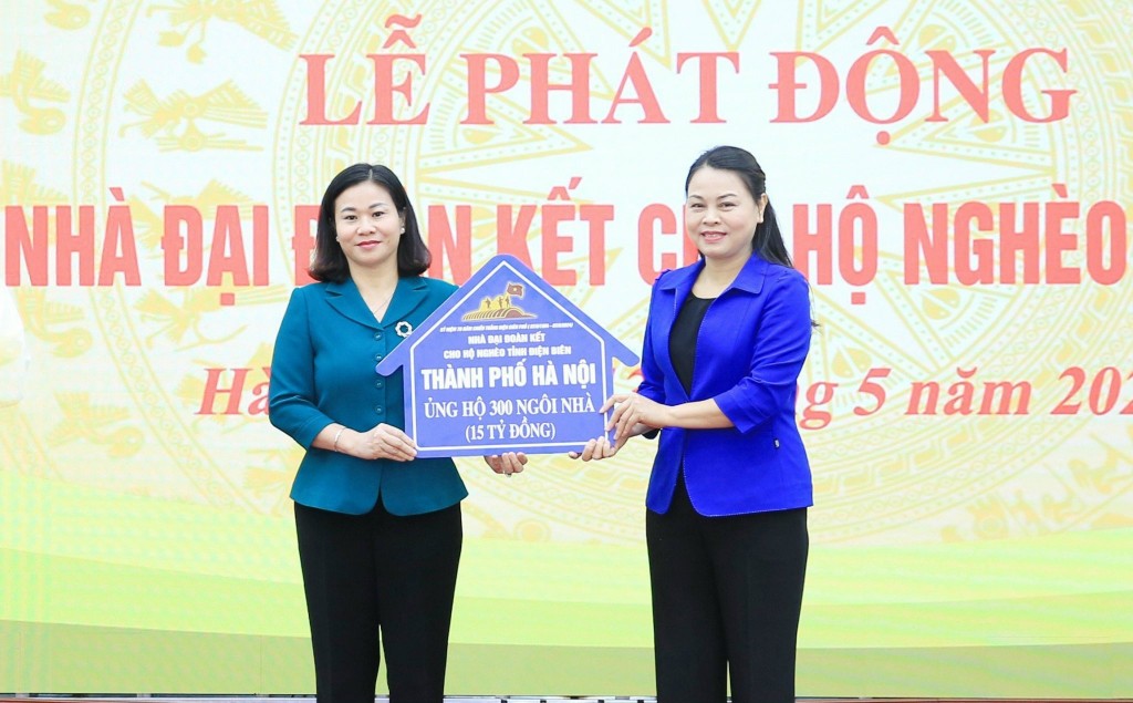 Thay mặt Đảng bộ, chính quyền và Nhân dân Thủ đô, Phó Bí thư Thường trực Thành ủy Hà Nội Nguyễn Thị Tuyến đã trao 15 tỷ đồng ủng hộ chương trình