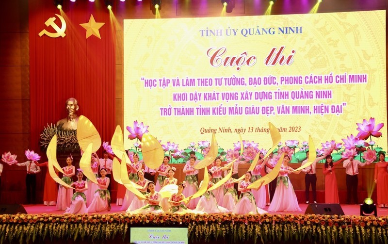 Tiết mục văn nghệ khai mạc chương trình