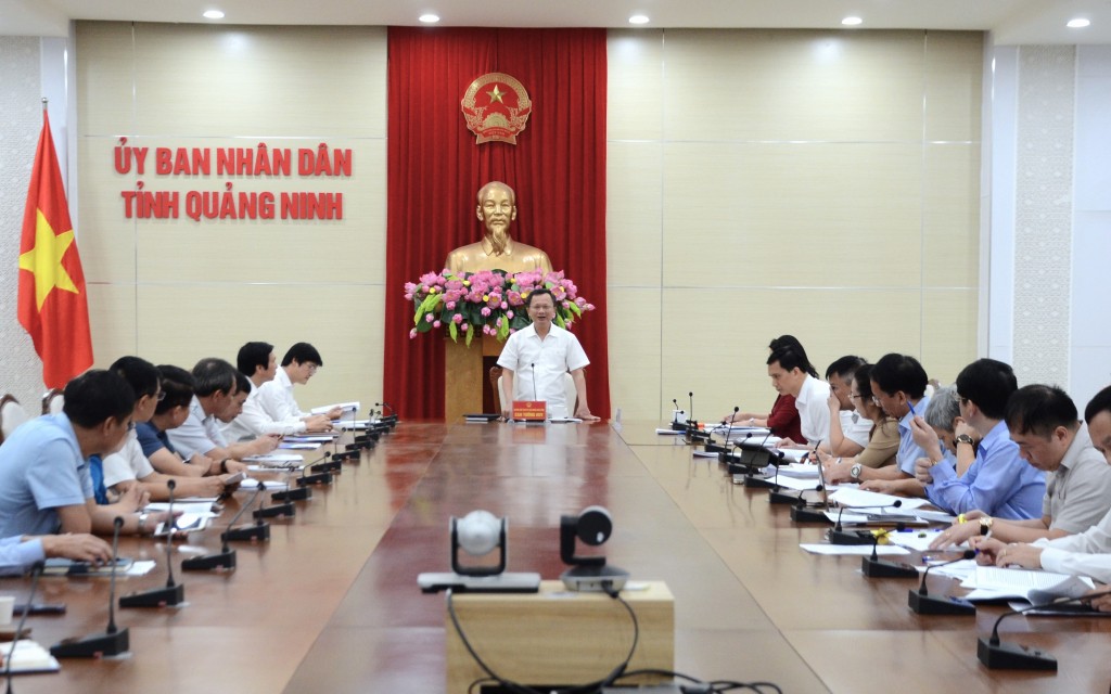 Ông Cao Tường Huy, quyền Chủ tịch UBND tỉnh Quảng Ninh chủ trì cuộc họp tháo gỡ khó khăn cho ngành Y tế.