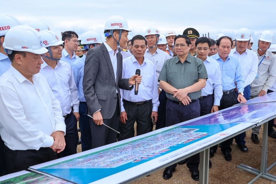 Lãnh đạo HATECO báo cáo với Thủ tưỡng, dự án đầu tư xây dựng bến cảng số 5, số 6 đến nay tổng vốn đầu tư đã thực hiện 461,185 tỷ đồng; dự kiến hoàn thành các hạng mục công trình, đưa vào khai thác sử dụng trong năm 2024 - Ảnh: VGP/Nhật Bắc