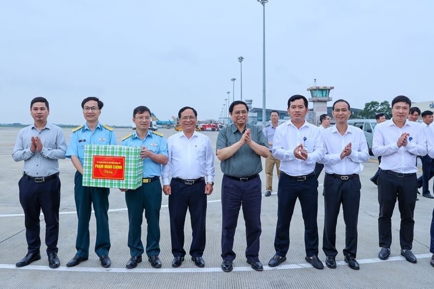 Thủ tướng tặng quà cho các đơn vị đang thi công các dự án trọng điểm tại Hải Phòng - Ảnh: VGP/Nhật Bắc