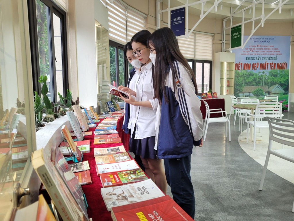 Nhân dân Hà Nội chăm chú đọc các tác phẩm được trưng bày tại chuyên đề