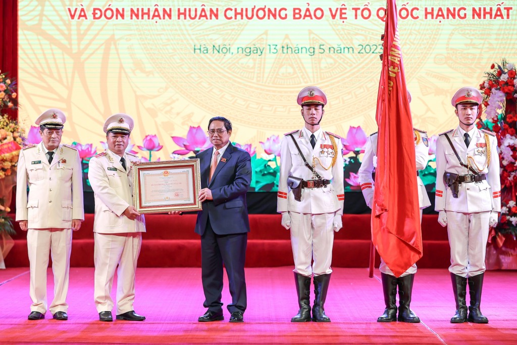 Thủ tướng trao bằng Huân chương Bảo vệ Tổ quốc hạng Nhất cho Cục An ninh kinh tế, Bộ Công an - Ảnh: VGP/Nhật Bắc