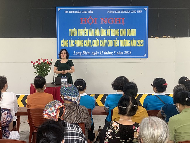 Buổi tuyên truyền văn hóa ứng xử trong kinh doanh cho tiểu thương của quận Long Biên