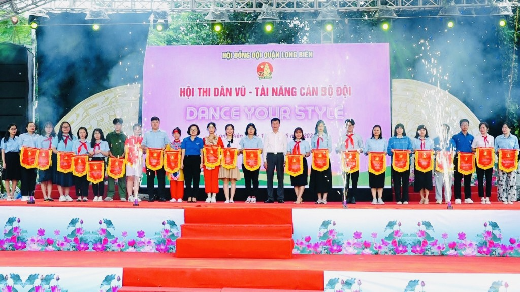 Các đơn vị dự thi nhận cờ lưu niệm 