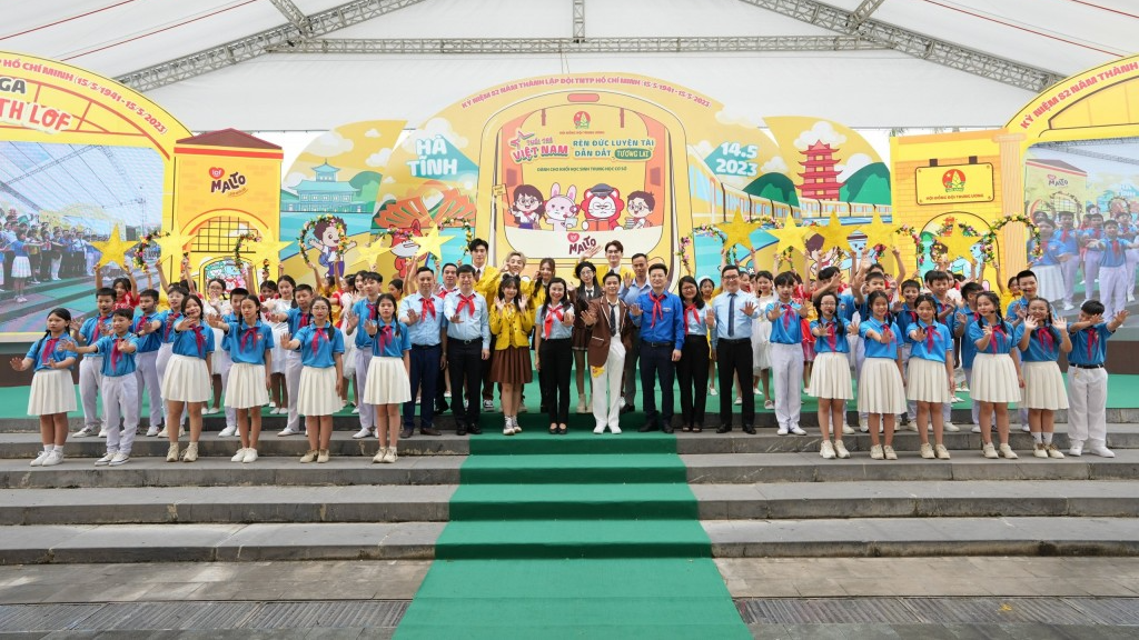 Các vị đại biểu và học sinh chụp ảnh lưu niệm tại chương trình 