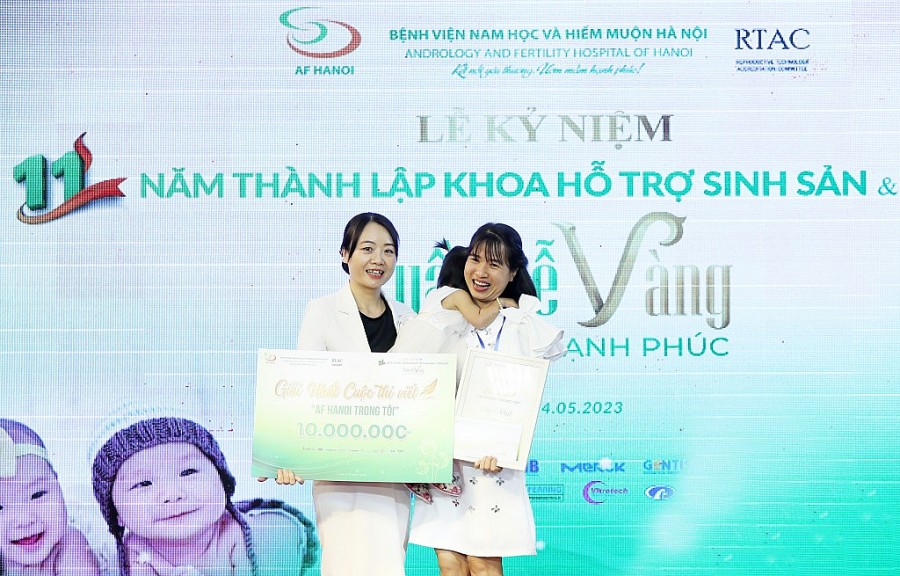 ThS BS Lê Thị Thu Hiền - Giám đốc Chuyên môn Bệnh viện trao giải nhất cuộc thi viết AF HANOI trong tôi