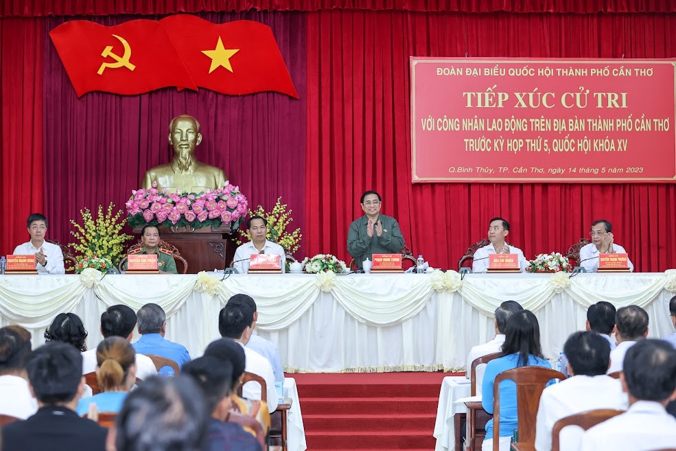 Thủ tướng Phạm Minh Chính và Đoàn đại biểu Quốc hội thành phố Cần Thơ có cuộc tiếp xúc với cử tri doanh nghiệp và lực lượng công nhân lao động trên địa bàn - Ảnh: VGP/Nhật Bắc