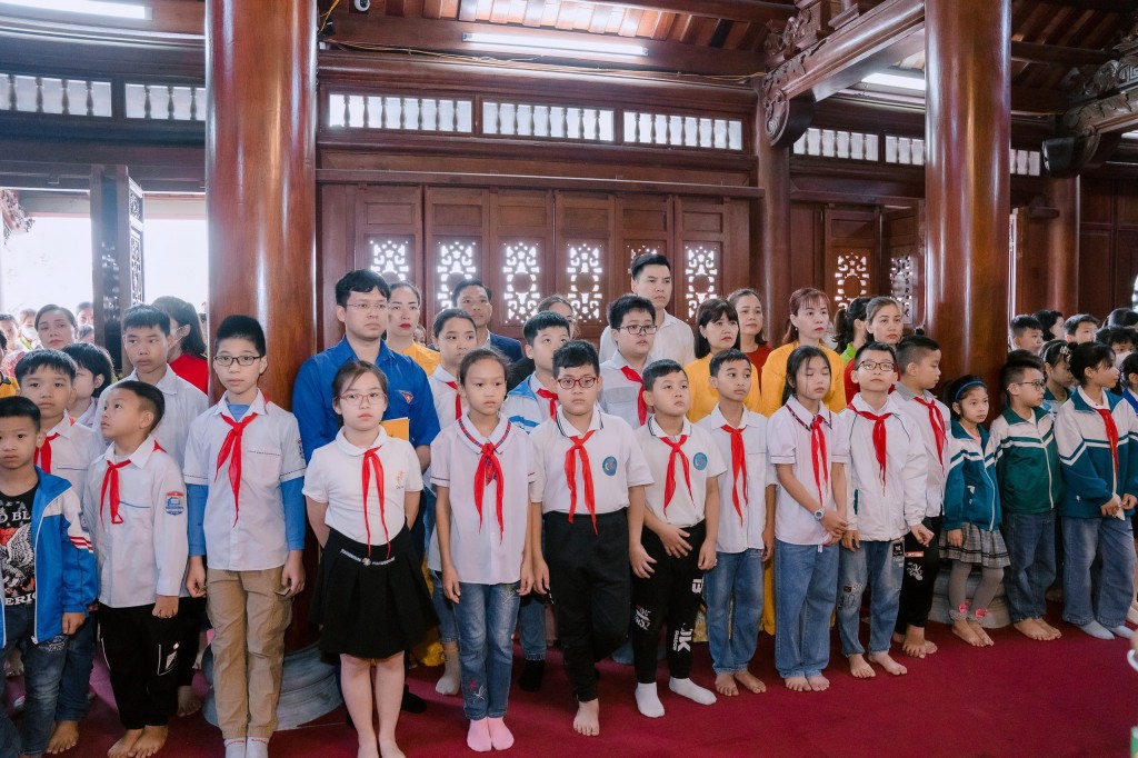 Đoàn thanh niên Công ty Tân Đệ và con em người lao động dâng hương tại Đền thờ Bác Hồ.