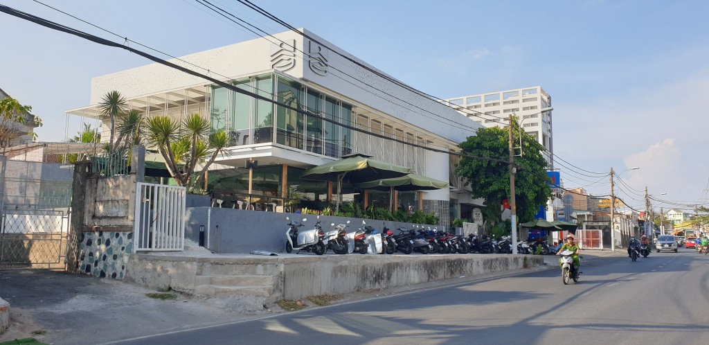 quán Cà phê Gill đường Kha Vạn Cân, phường Linh Tây, rộng hàng trăm m2 được hình thành nhờ tuyệt chiêu thông báo sửa chữa
